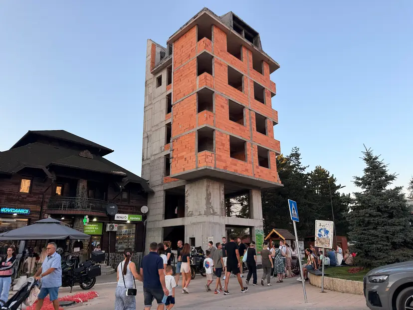 Kao da su je sklapali iz kinder jaja: Neobična građevina u centru Zlatibora i ovog leta privlači pažnju prolaznika - niko na njoj više ništa ne radi (FOTO)