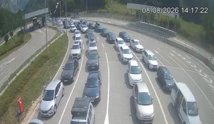 Srbi hrle na more u Crnu Goru, kolaps na graničnim prelazima: Velike gužve i kroz Budvu, Kotor i Tivat - ko putuje nek se naoruža strpljenjem i ponese vode