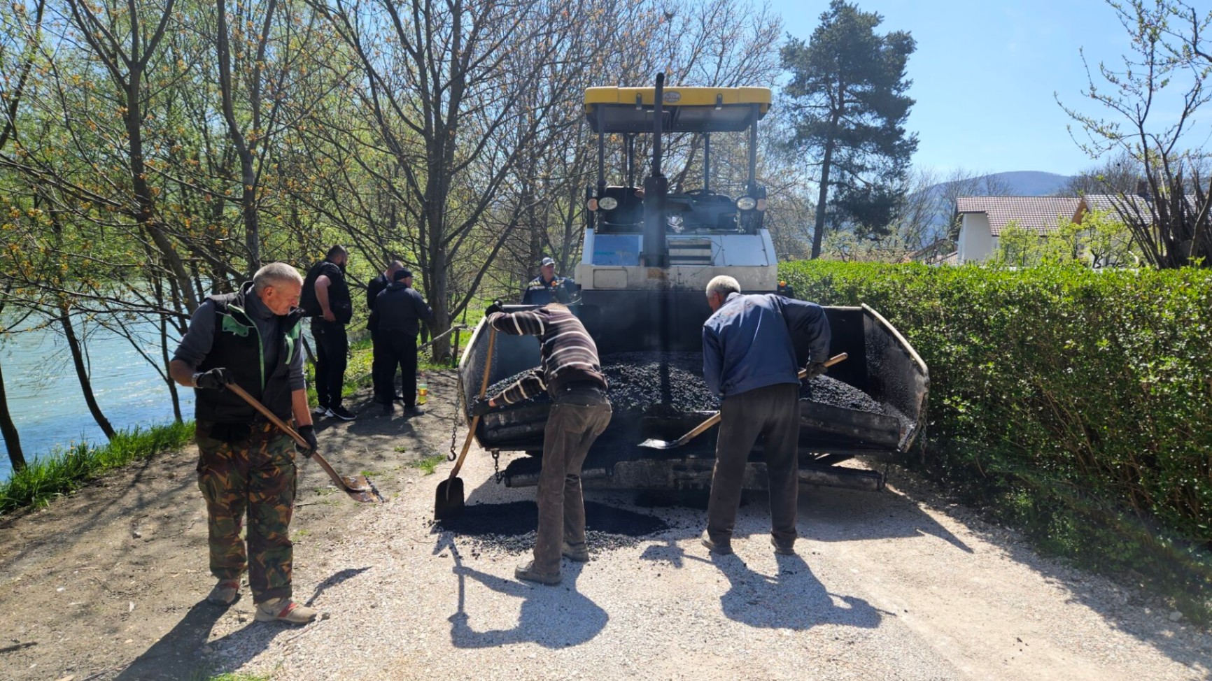 Mašine se neće gasiti, sjajne vesti za meštane: Konačno se asfaltira put do sela Džurovo kod Prijepolja