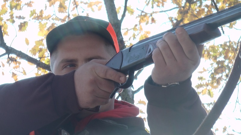 Српски ловци не одмарају за празнике: Чеке у дубоком снегу и дебелеом минусу уз срнећи гулаш (ФОТО)