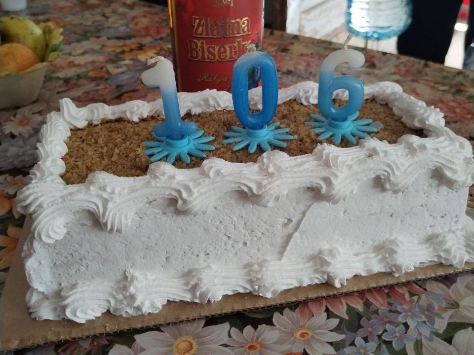 Oduvao svećicu sa neverovatnim brojem 106: Deka Živan proslavio rođendan, ovaj najstariji Ariljac otkrio svoj recept za dug vek (FOTO)