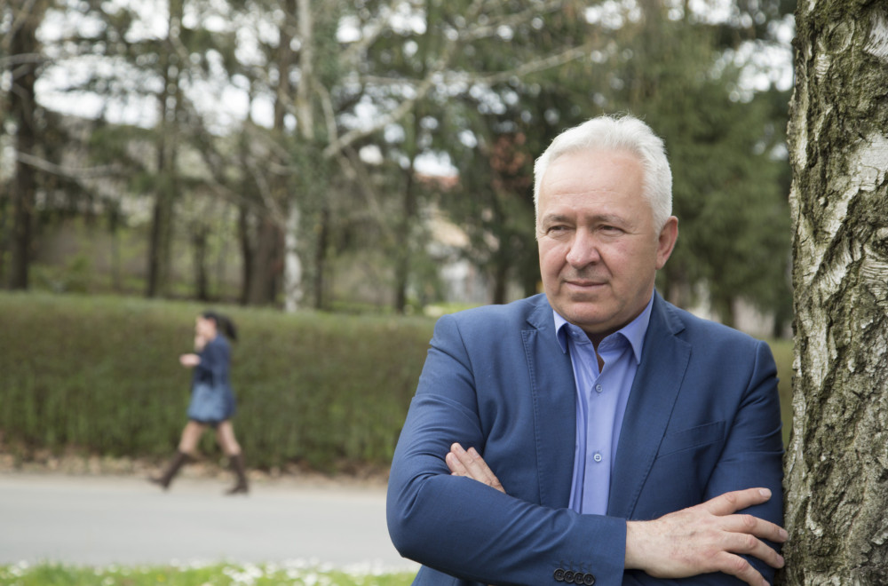 Godinama autor jedne od najgledanijih emisija u Srbiji, čovek posle čijih priča se grade kuće i putevi u udaljenim selima: Gvozden Nikolić jedan je od ovogodišnjih dobitnika Vukove nagrade
