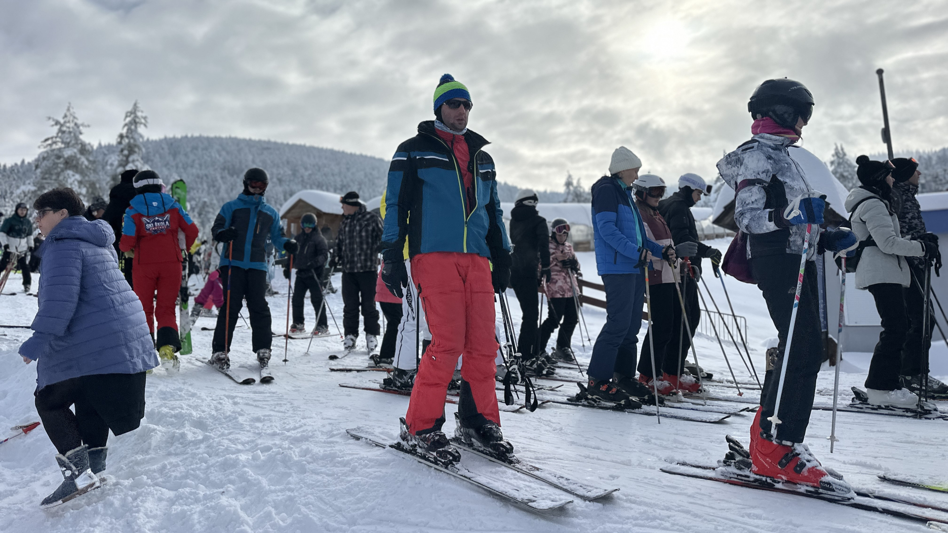 Tornik pun skijaša: U funkciji šestosedna žičara, ski lift i trake za početnike - srpska planina i dalje vrvi od turista (FOTO)