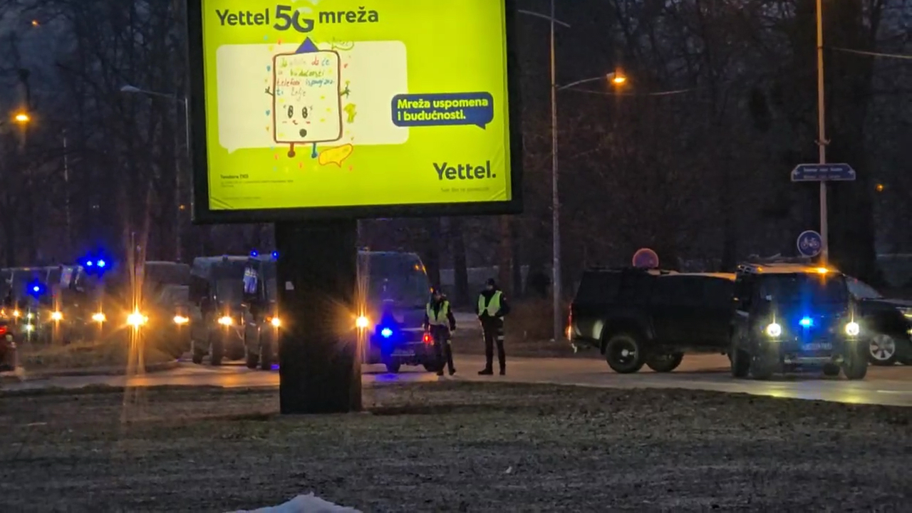 Planirali da ponovo blokiraju fakultet, pa sve do jednog policija izbacila napolje: Buran dan u Novom Sadu 