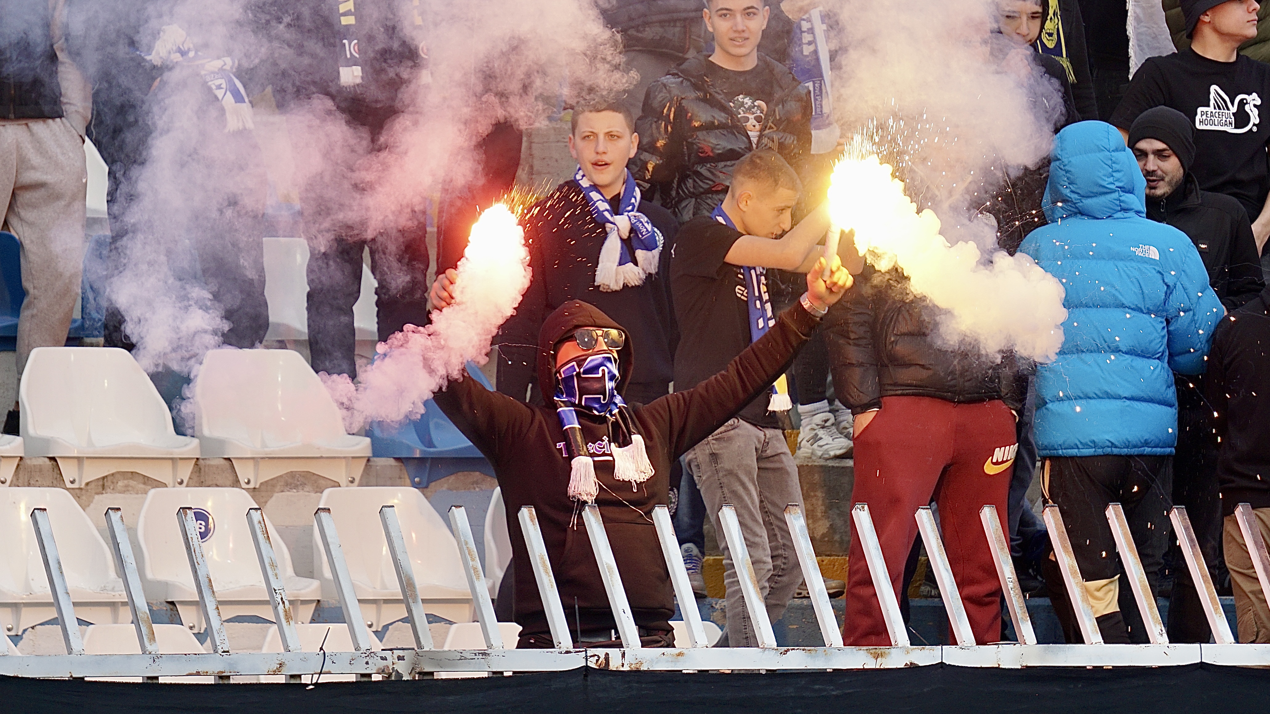 Troje uhapšeno posle haosa na meču Novi Pazar – Crvena zvezda: Pretučen muškarac, povređeni policajci (FOTO)