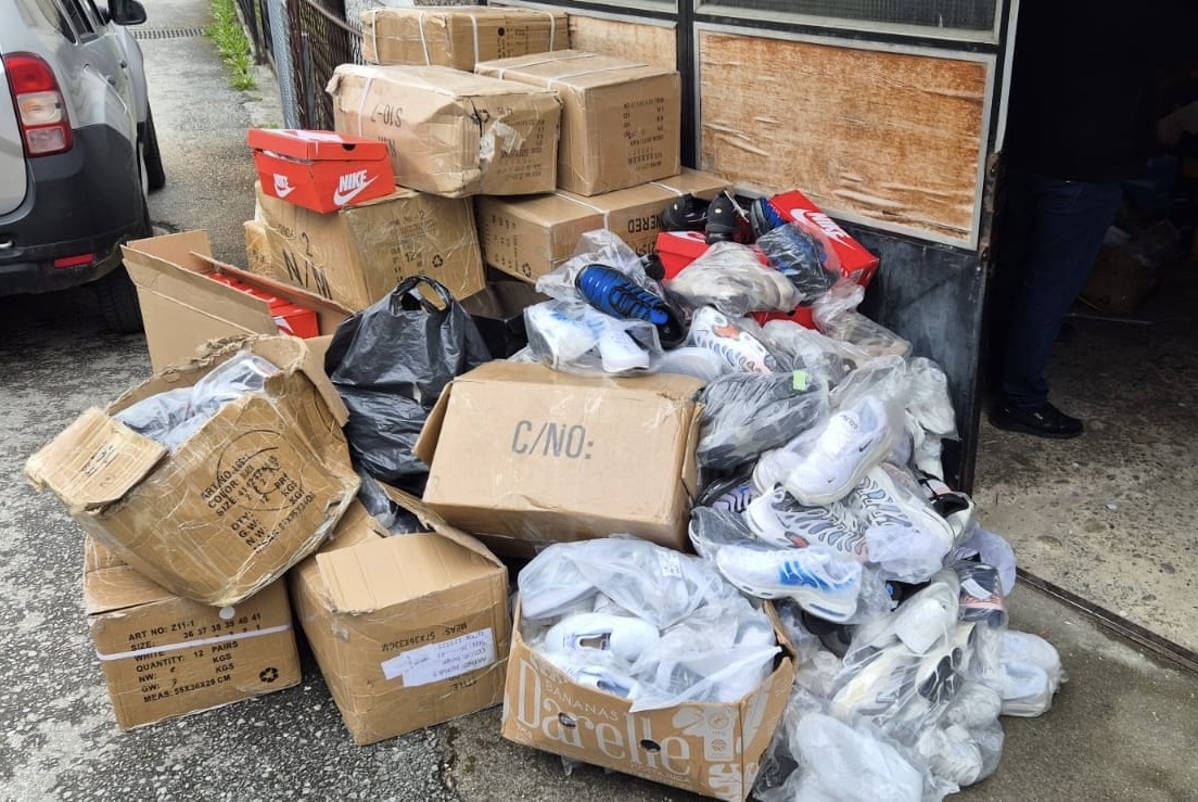 Filmska potera za bmw-om iz Srbije: Šaner bežao od policije pa izbacio svu robu u jednu garažu, pronađeno 300 pari patika vrednosti preko 13.000 eura 