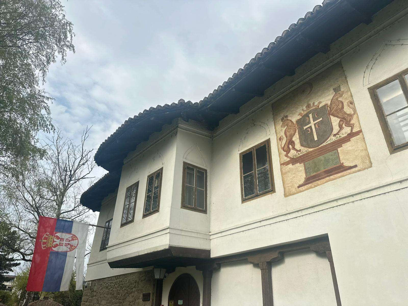 Ovako izgleda izvorni grb dinastije Obrenović: Nalazi se na zgradi muzeja u Čačku, sve više ljudi na njega obraća pažnju (FOTO)