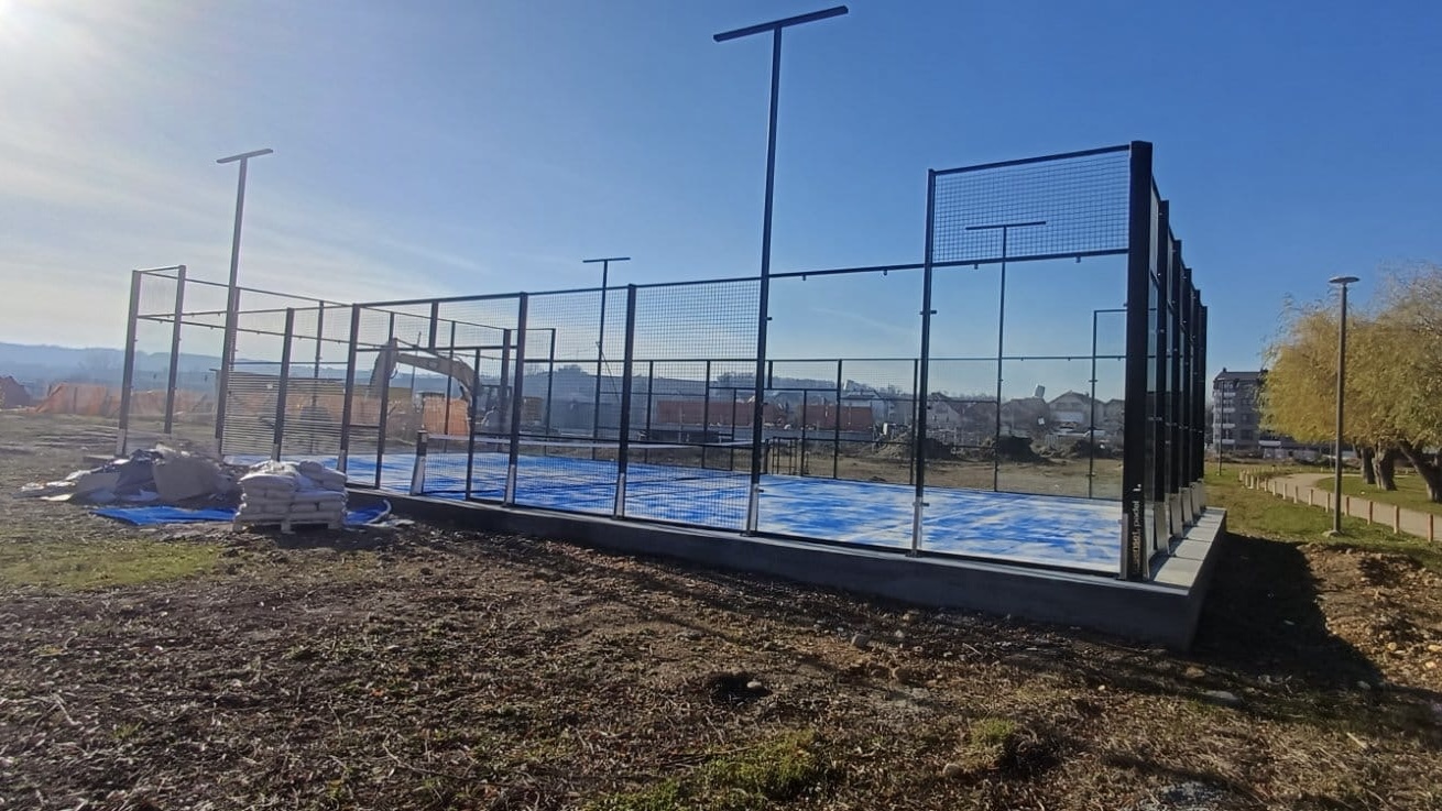 Na obalama Dunava niče prava sportska oaza: U Kladovu se gradi prvi padel teren, a slede i tereni za boćanje i mini golf - sjajna vest za stanovnike