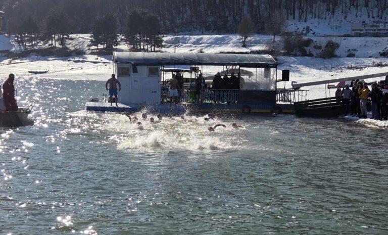Ognjen ima 12 godina i prvi je doplivao do Časnog krsta na Zlatarskom jezeru: Bravo za ovog hrabrog dečaka (FOTO)