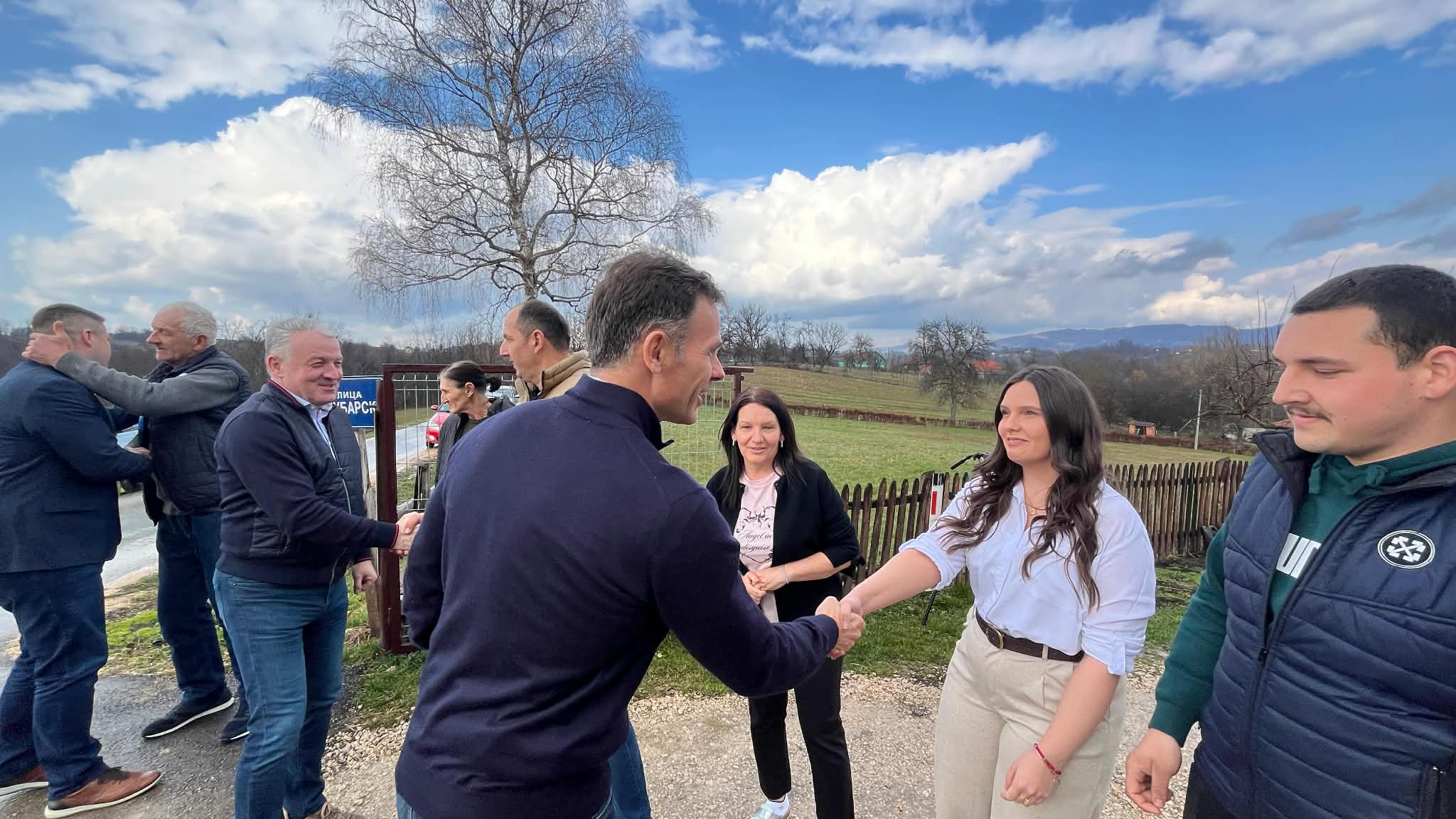 Pre 15 godina plata u Lučanima bila 291, a danas 1.220 eura: Mali otkrio neverovatan podatak vezan za Dragačevo, meštani ga dočekali tradicionalno - uz pogaču i so (FOTO)