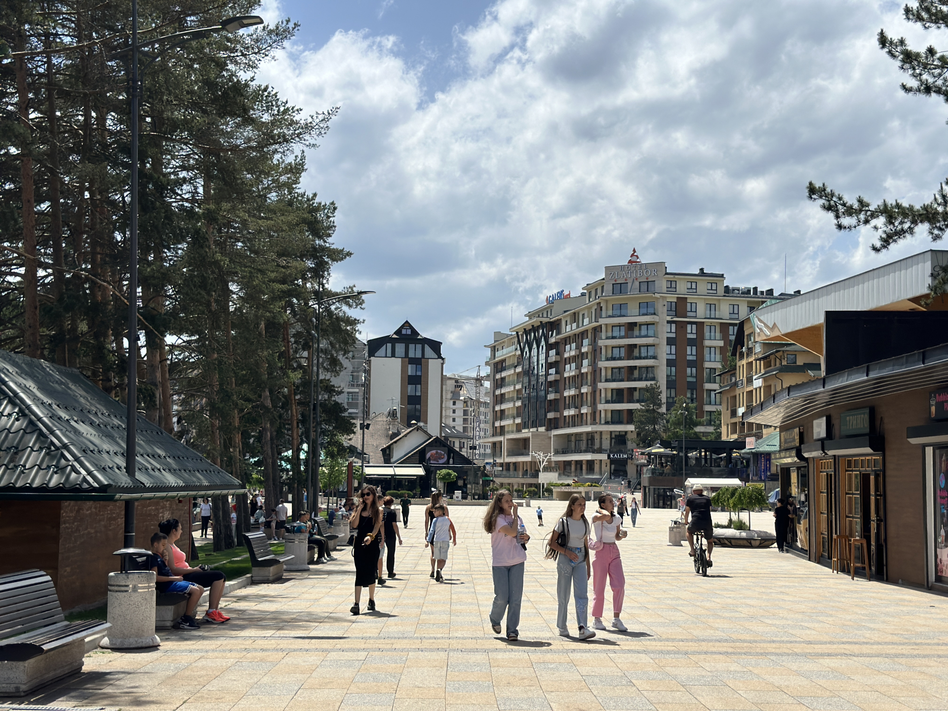 Zakupili kućicu na udarnom mestu, pa posle izdavili drugima: Kontrolisani prodajni objekti u centru Zlatibora - pronađeno niz nepravilnosti