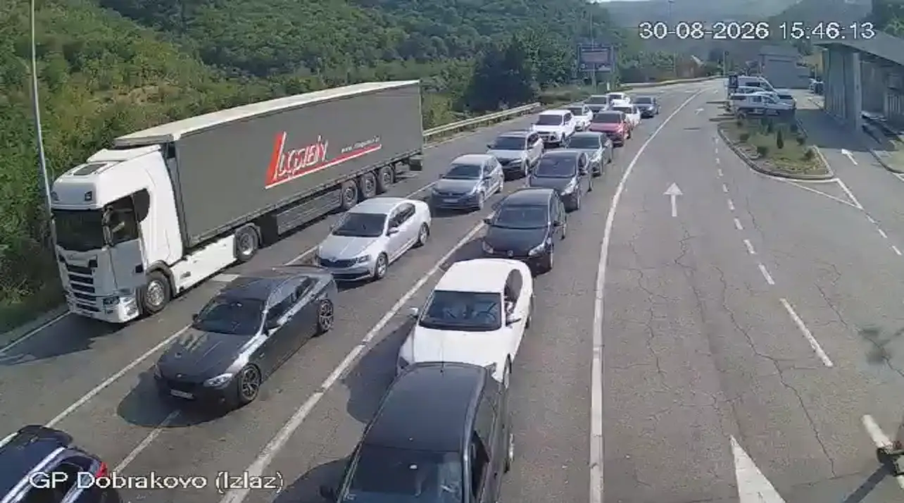 Seoba Srba sa mora kućama: Kilometarska kolona na granici sa Crnom Gorom, na ulazak u Srbiju čeka se i do sat vremena (FOTO)