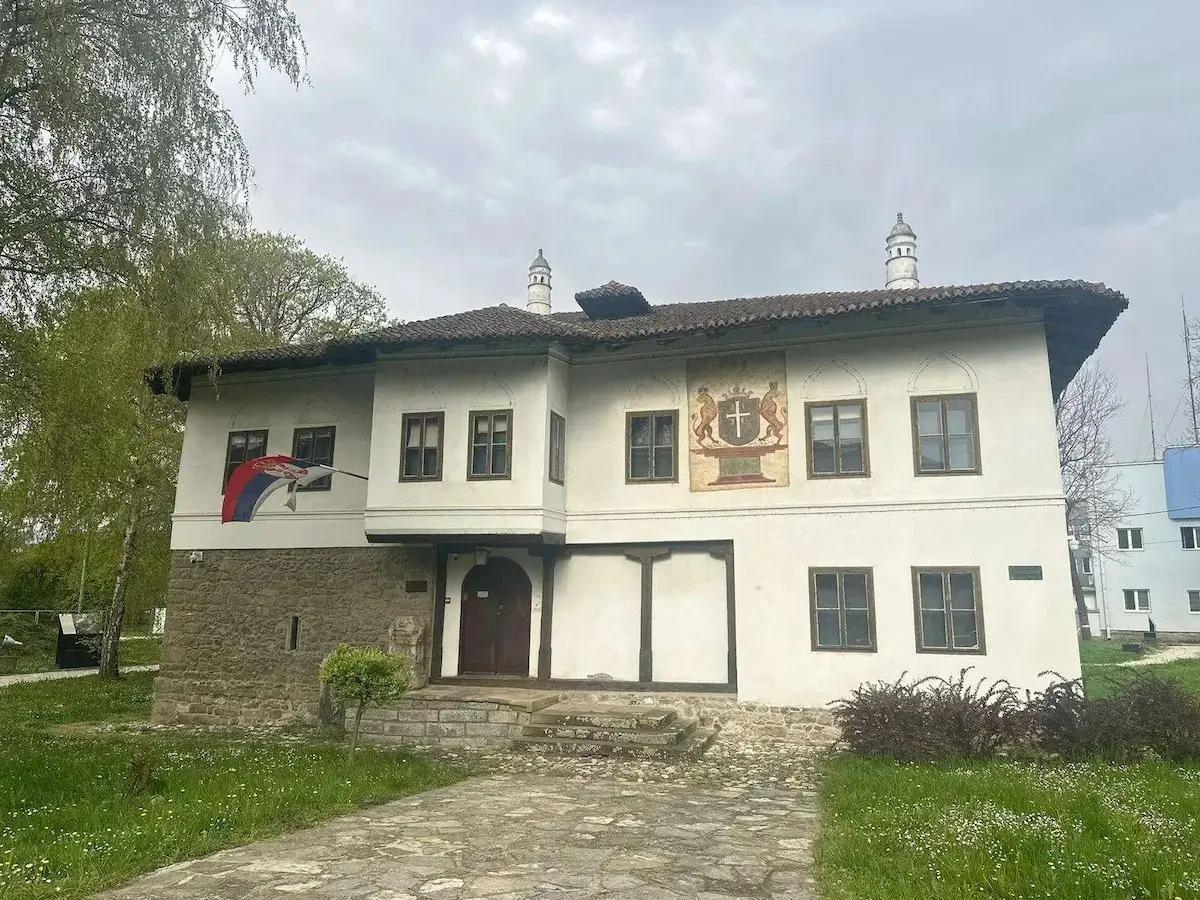 Ovako izgleda izvorni grb dinastije Obrenović: Nalazi se na zgradi muzeja u Čačku, sve više ljudi na njega obraća pažnju (FOTO)