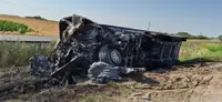Uklonjeni kamioni nakon stravične nesreće na putu Irig–Ruma: Jedan vozač poginuo u zapaljenom vozilu, drugi teško povređen (FOTO)