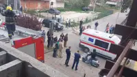Drama u Novom Pazaru: Devojka pala sa lučne zgrade, Hitna pomoć odmah stigla na lice mesta