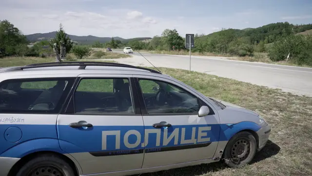 Neobičan automobil pored puta/ Foto: RINA