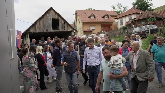 Glišić u poseti porodici Gerzić u Viči Foto RINA