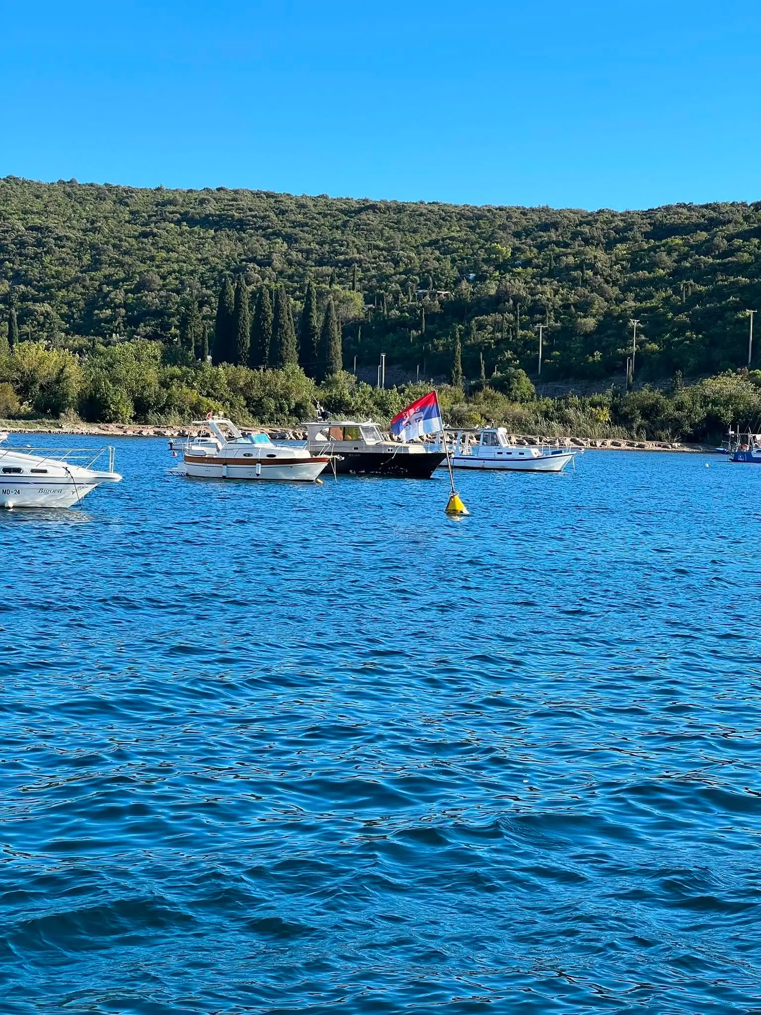 Ovo je najlepše ribarsko selo u Crnoj Gori, usred mora - srpska trobojka: Bigova je parče raja na zemlji, bude vas talasi i miris pržene ribe (FOTO)