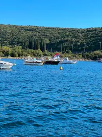 Ovo je najlepše ribarsko selo u Crnoj Gori, usred mora - srpska trobojka: Bigova je parče raja na zemlji, bude vas talasi i miris pržene ribe (FOTO)