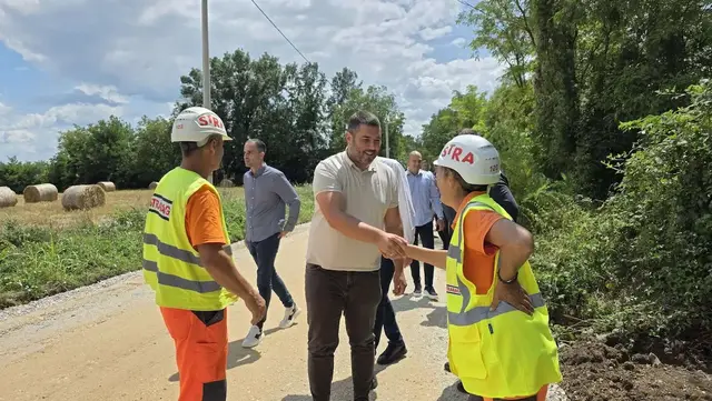 Asfaltiranje puta u zaseoku Ilijak, foto: Grad Čačak