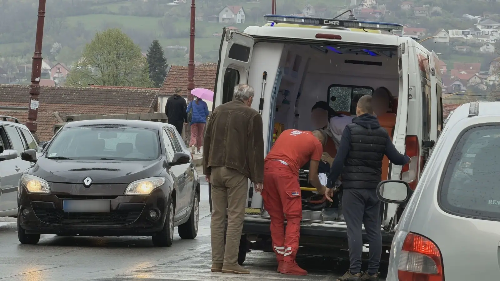 Žena izgubila kontrolu i sletela sa puta: Izvlačili je vatrogasci-spasioci, teža nezgoda kod Krgujevca