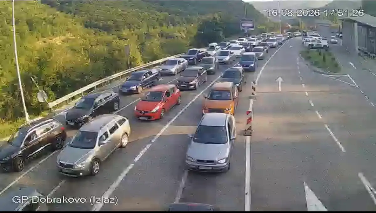 Kolaps na ovom graničnom prelazu, formirana kilometarska kolona: Ogromne gužve ove nedelje na graničnom prelazu Dobrakovo (FOTO)