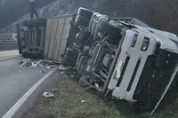 Horor na Ibarskoj magistrali: Silovit sudar kamiona i putničkog vozila - tertnjak prevrnut a auto  u kanalu