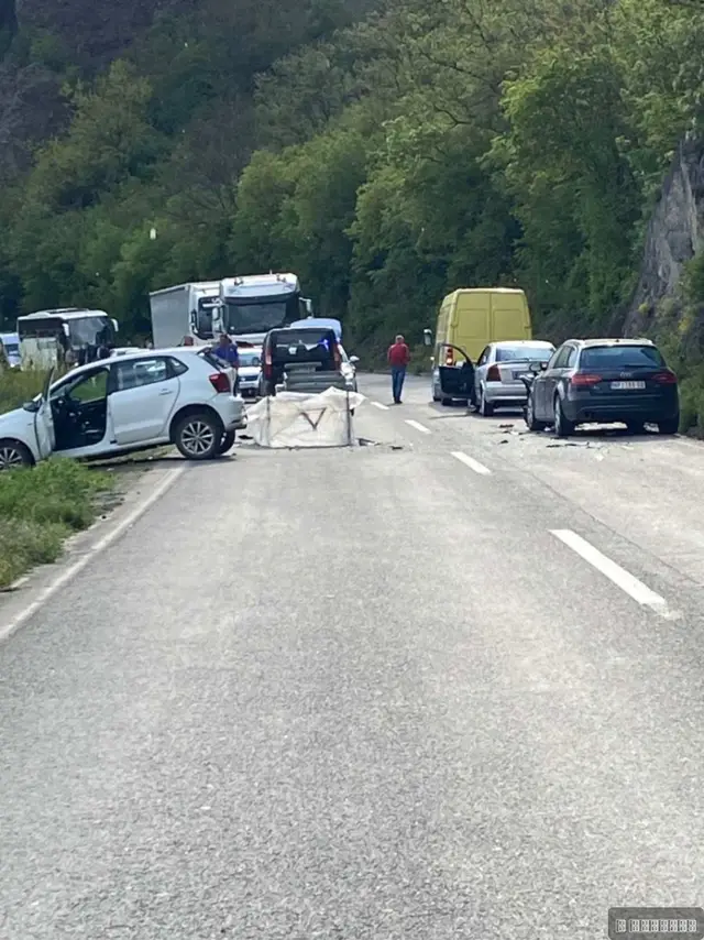 Lančani udes četiri vozila na ulasku u Rašku/ Foto: RINA