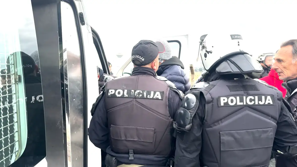 Uhapšene osobe koje su razvukle transpent generala Ratka Mladića u Kolašinu: Policija ih odmah sprovela u stanicu