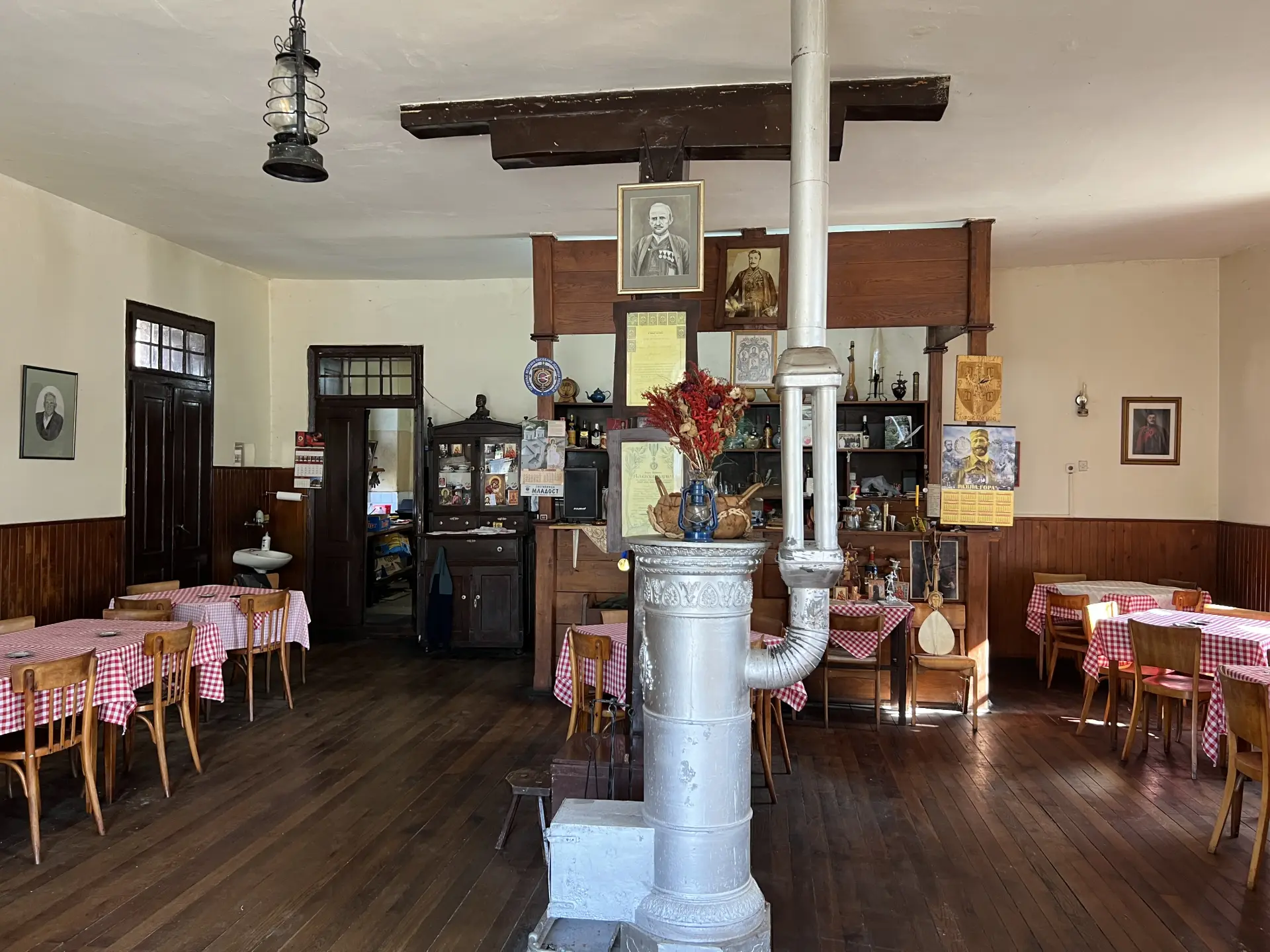 Karirani stolnjaci i viljuška sa Solunskog fronta: Ovo je najstarija kafana u Šumadiji, čuvar vremena i istorije - Dane nastavio dugu porodičnu tradiciju (FOTO)