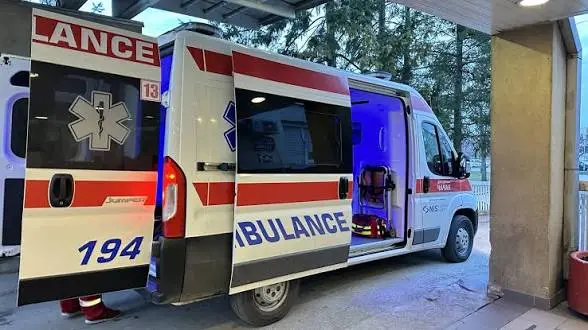 Jedno vozilo prevrnuto, drugo sa prednje strane smrskano: Teška saobraćajna nezgoda kod tunela Šargan - na licu mesta policija i Hitna pomoć