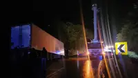 Potpuni kolaps na ovoj deonici: Saobraćaj na starom putu Čačak–Kraljevo još uvek obustavljen,  šleper ni posle više sati nije izvučen (FOTO)