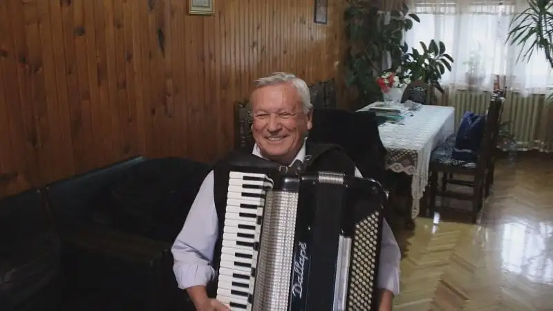 Nije mogao da drži kašiku, a ne harmoniku - ali nikad nije odustao: Životna priča Milančeta Radosavljevića bila je jako teška, danas ova legenda obara rekorde (FOTO)
