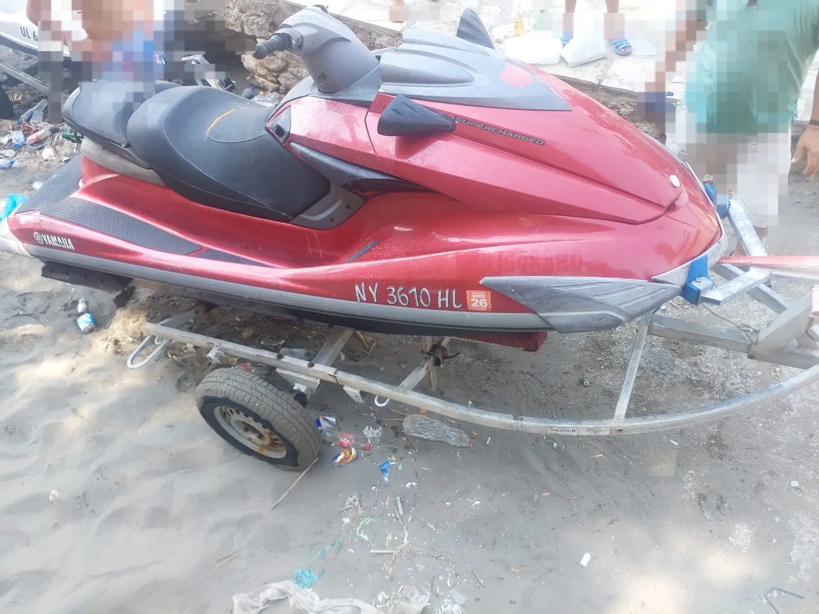 Šok u Ulcinju, dečak star 15 godina dilovao drogu na Maloj plaži: Pune ruke posla za lokalnu policiju, oduzeto i osam vodenih skutera