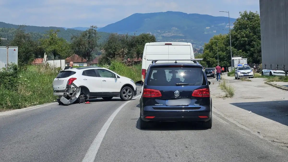 Beograđanin ostao bez oba točka na autu: Teža saobraćajna nezgoda u Velikoj Župi - to je rizična deonica na putu ka primorju (FOTO)