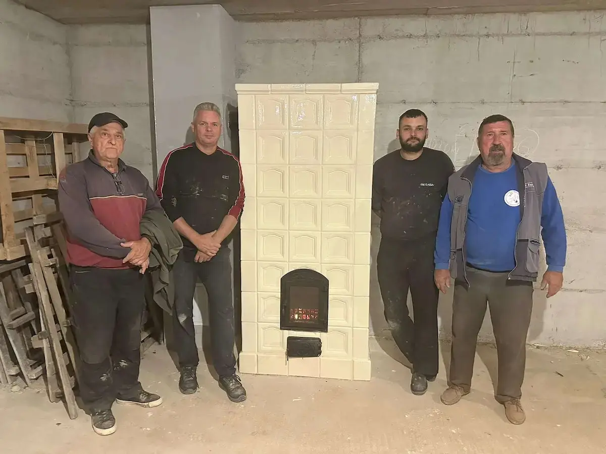 Ruke su im "kaljave" ali obraz čist, a preci ponosni: Igor i Ivan čuvaju porodičnu tradiciju i stari zanat od zaborava - ovako se prave peći koje najbolje greju (FOTO)