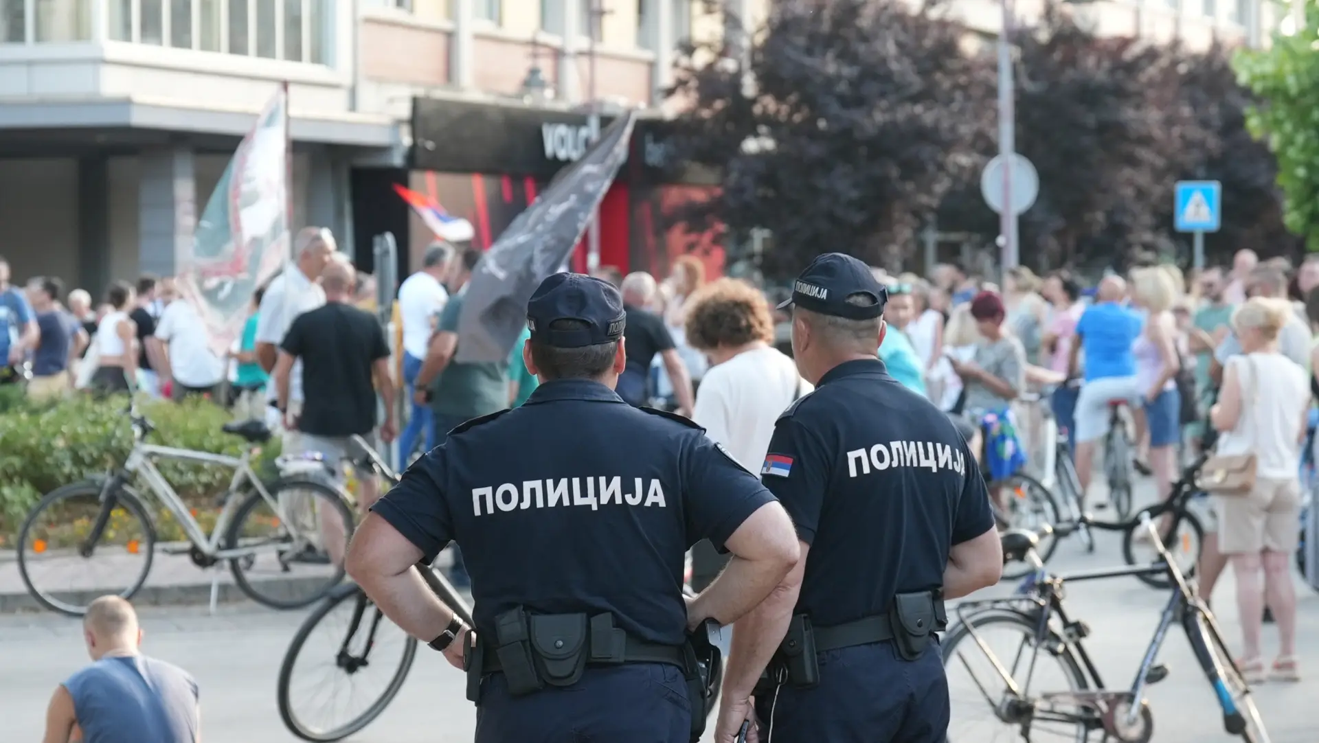 Napad na policiju ne može proći nekažnjeno: Pred tužilaštvom u Čačku 21 lice zbog bahatog ponašanja na protestima - dvojica osuđena na kazne zatvora