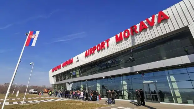 Drama na nebu iznad Šumadije: Avion iz Soluna zbog jakog nevremena nije mogao da sleti u Lađevce - preusmeren u Beograd