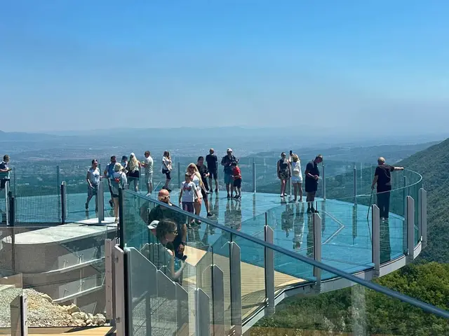 Stakleni vidikovac na Kablaru obara rekorde posećenosti / foto: RINA