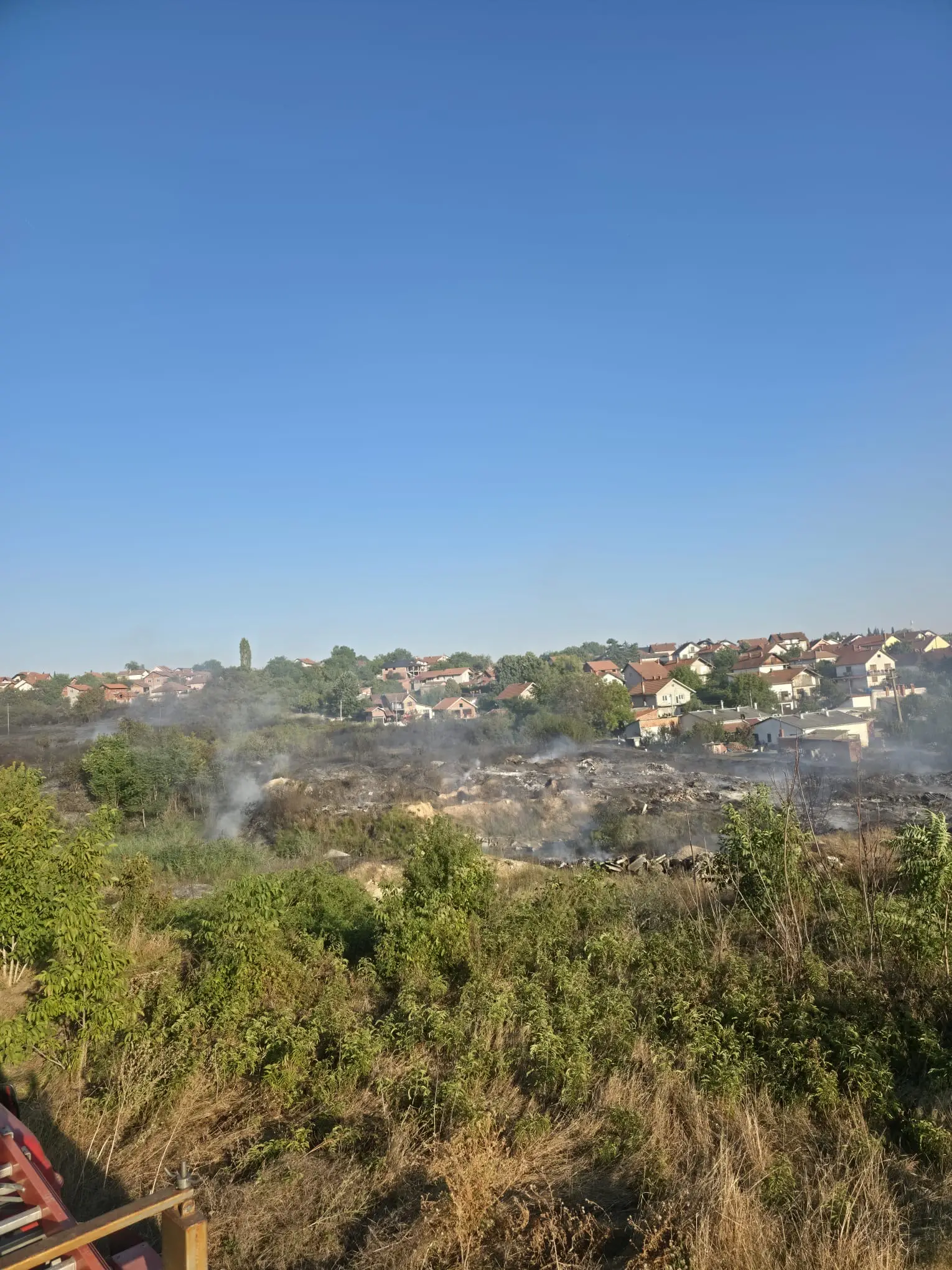 Vatrogasci obuzdali vatrenu stihiju u Smederevskoj Palanci: Požar lokalizovan, ekipe i dalje u pripravnosti (FOTO)