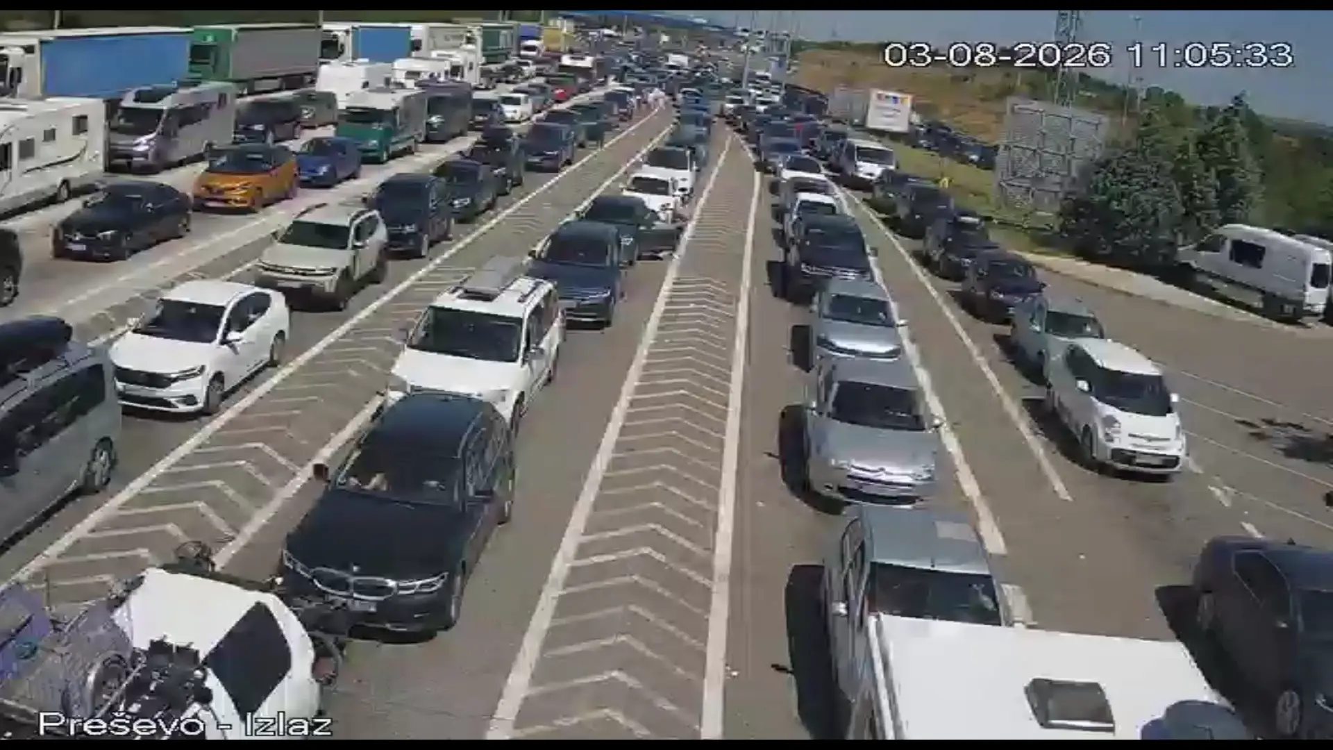 Ponesite dovoljno vode i naoružajte se strpljenjem: Kolaps na graničnim prelazima u Srbiji, svuda kilometarske kolone (FOTO)(VIDEO)