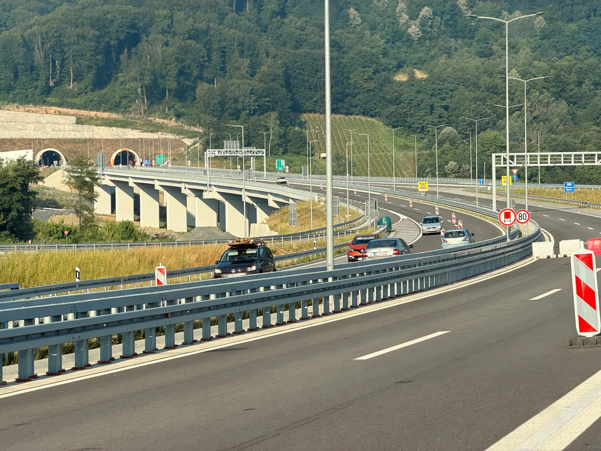 Nezgoda na auto-putu, vozači oprez: Kod Lapova u smeru ka Beogradu vozila saobraćaju samo preticajnom trakom