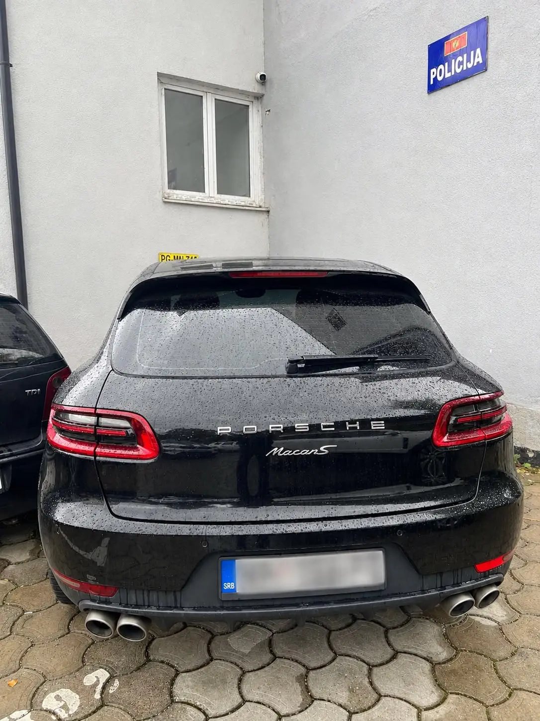 Policija oduzela luksuzni "porše makan" sa srpskim tablicama: Pretresi u šest gradova, pronađeni pištolji, puške, municija i 33.100 evra (FOTO)