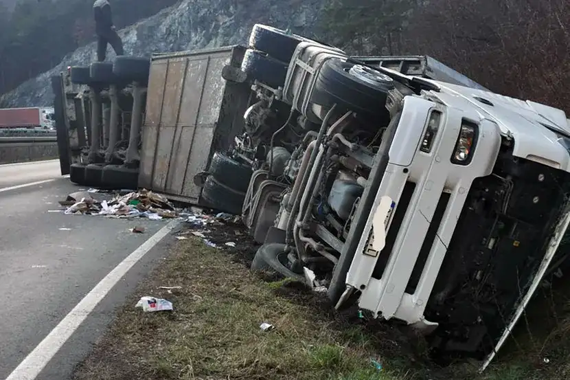 Srpski šleper slupan na nemačkom auto-putu: Dvojica vozača iz Čačka bila u teretnjaku (FOTO)