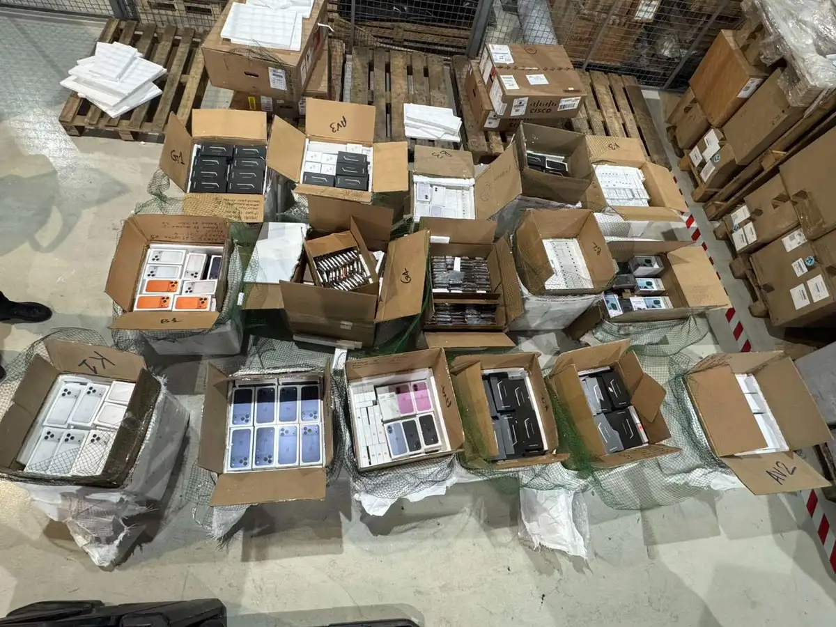POKUŠAO DA PROŠVERCUJE TELEFONE VREDNE 2,6 MILIONA EVRA: Carinicima prijavio robu od svega 20.375 dolara, uhapšen Podgoričanin