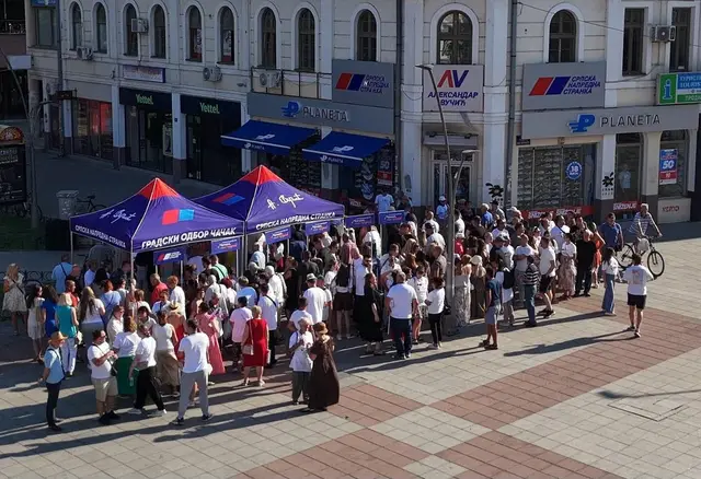 Pristalice SNS na trgu u Čačku, foto: RINA