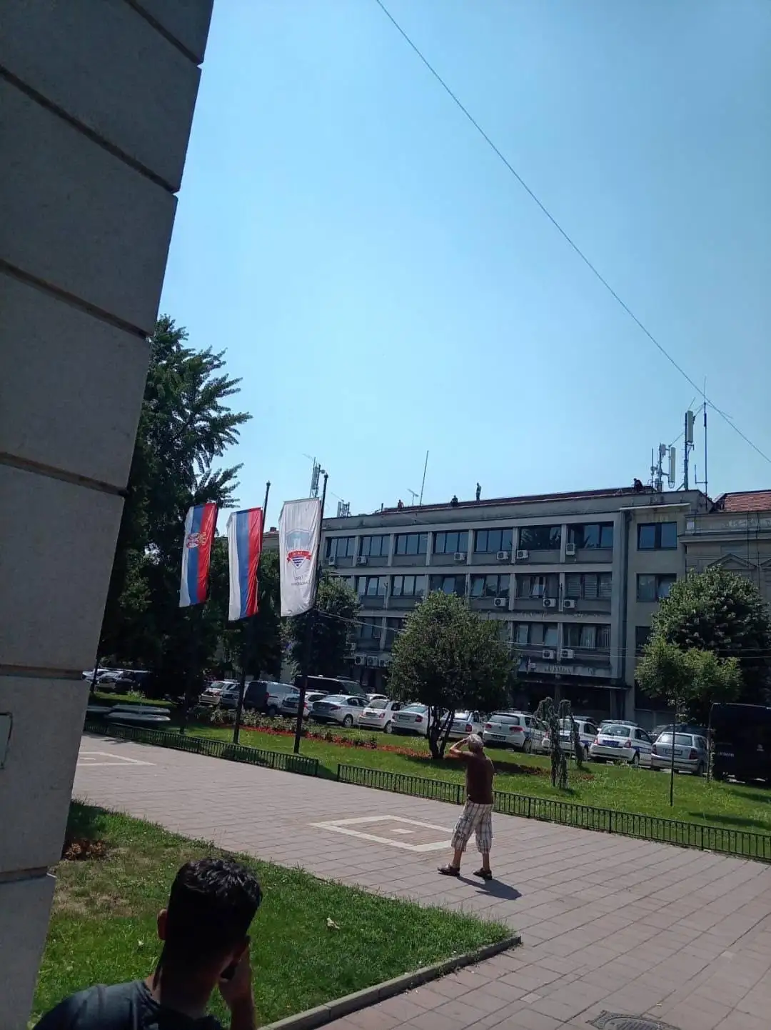 Prve slike sa lica mesta: Pritvorenik pretio da skoči sa zgrade policijske stanice, vatrogasci razvili jastuk (FOTO)(VIDEO)