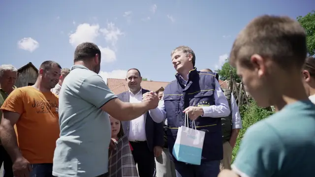 Glišić u poseti porodici Gerzić u Viči Foto RINA
