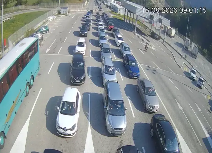 Slike sa Gostuna pokazuju sve, dobro pogledajte: Nepregledne kolone u tri trake ka Crnoj Gori, dok je Jabuka sablasno prazna