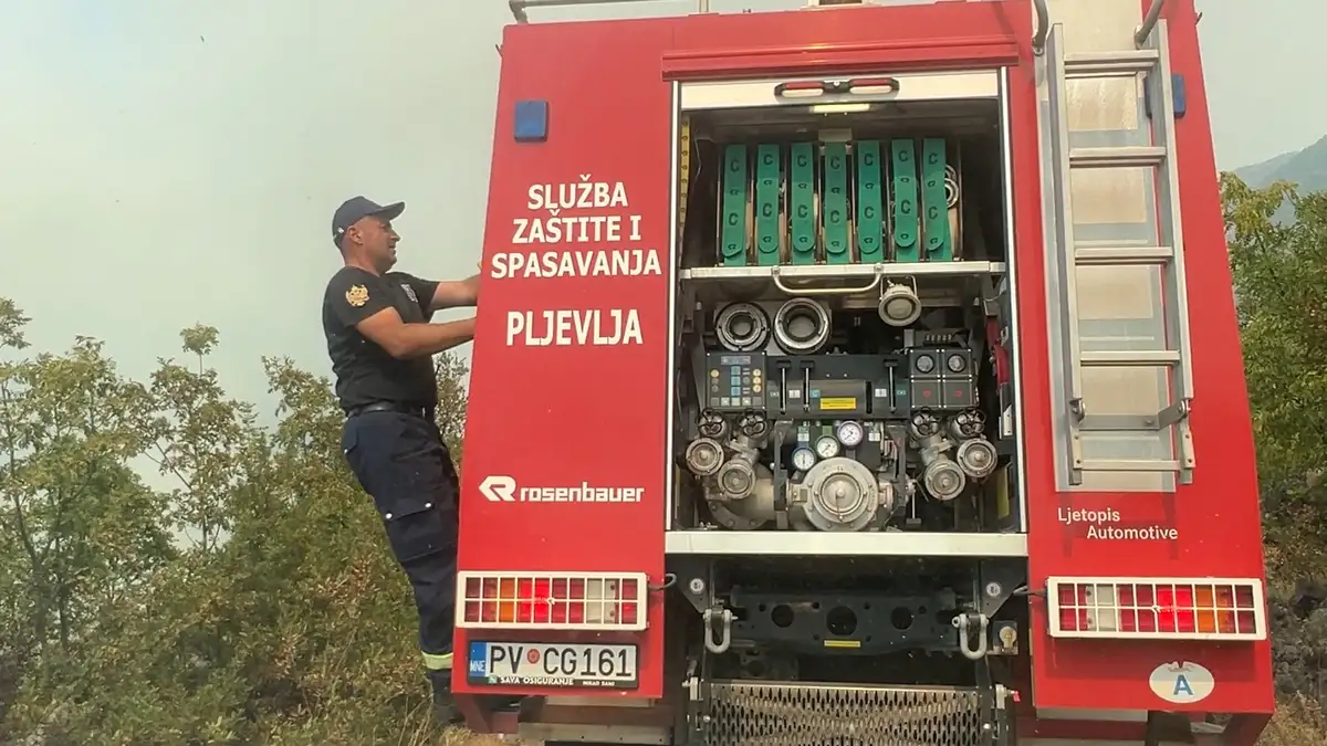 Vatrena stihija zahvatila ugostiteljski objekat na Obali Đuraševića: Požar gasilo 15 vatrogasaca